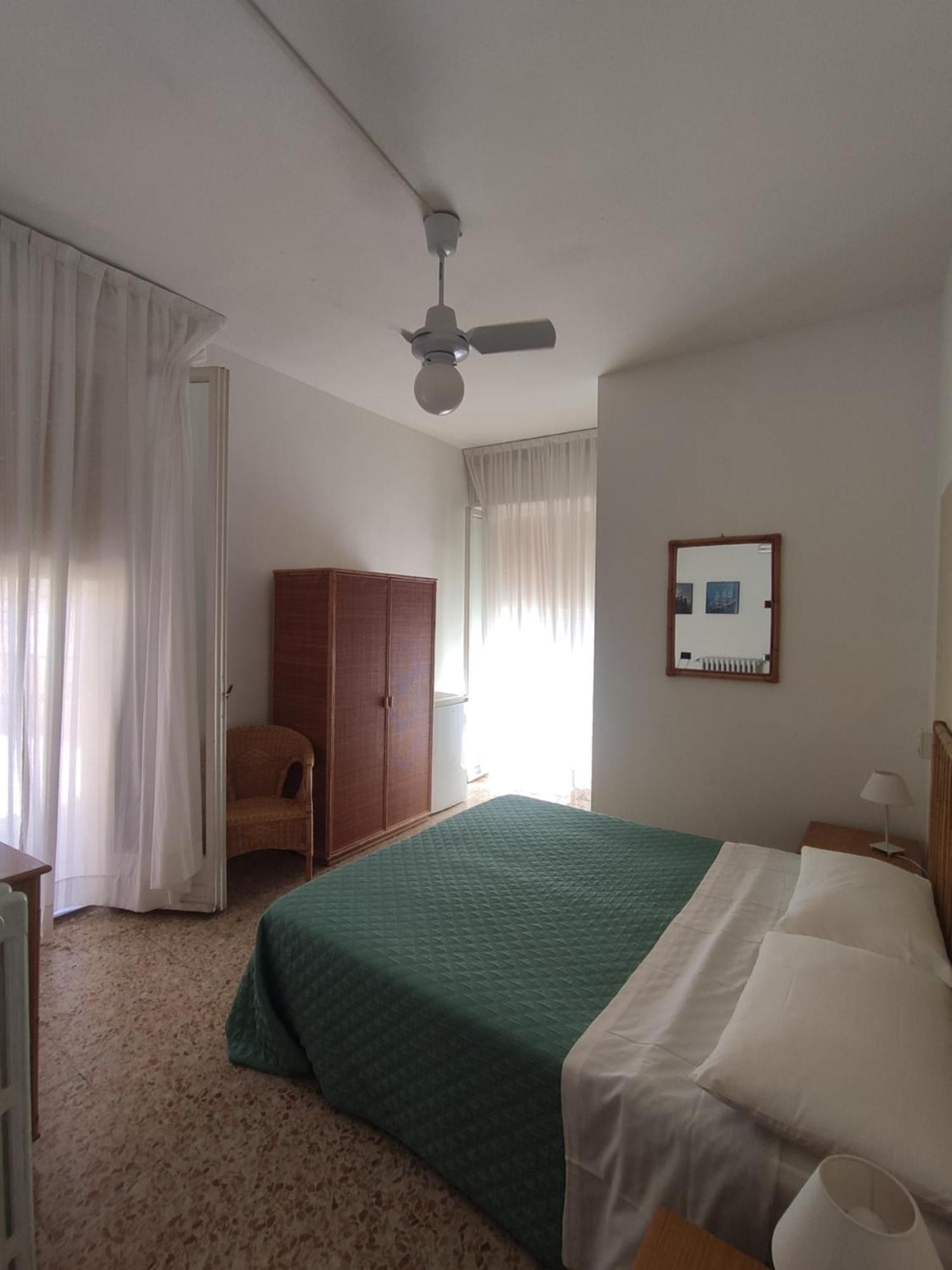 Hotel Imperia مارتْشانا مارينا الغرفة الصورة
